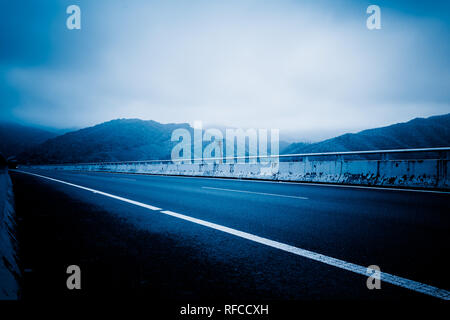 Asphaly vide au milieu de la route les montagnes, la Chine. Banque D'Images