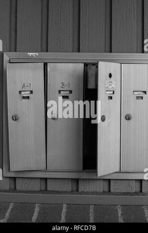 Boîtes aux lettres en noir et blanc divisées en Banque D'Images