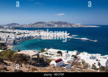 Vue panoramique de la ville de Mykonos, avec ses moulins à vent de la célèbre au-dessus de collines sur un jour d'été ensoleillé, Mykonos, Cyclades, Grèce Banque D'Images