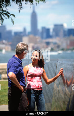 2004, le père et sa fille sur Ellis Island, New York, USA , Banque D'Images