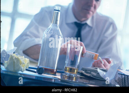Businessman drinking in office, USA Banque D'Images