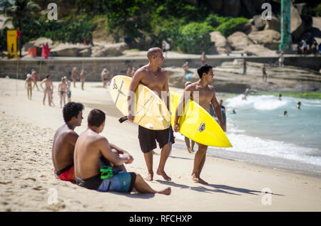 RIO DE JANEIRO - le 20 mars 2017 : une paire de surfeurs brésilien à la marche à des vagues de surf break à l'Arpoador, adjacent à la plage d'Ipanema. Banque D'Images