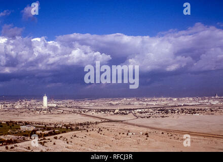 Dubaï. Vue aérienne de Dubaï avec le Dubai Trade Centre Tower surplombant Satwa et Jumeirah vers la côte en 1986 Banque D'Images