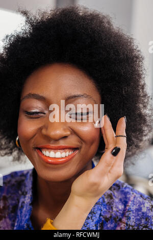 Pretty smiling Dark-eyed model dans un merveilleux sentiment haut orange Banque D'Images