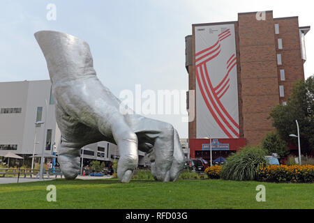 Judy's Hand par Tony Tasset affiché dans Cleveland Ohio's University Circle Uptown District pour l'avant exposition triennale internationale de Cleveland. Banque D'Images