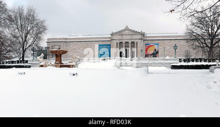 Le classique entrée sud du Cleveland Museum of Art est confronté à un couvert de neige typique paysage Janvier à Cleveland, Ohio, USA. Banque D'Images