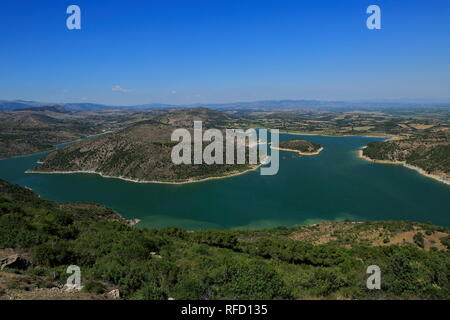 Vue sur le lac du barrage de Gündogan. Bergama, Turquie Banque D'Images