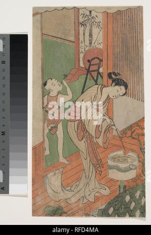 Sur la véranda. Artiste : Suzuki Harunobu (japonais, 1725-1770). Culture : le Japon. Dimensions : 10 1/2 x 5 5/8 in. (26,7 x 14,3 cm). Date : 1769 ou 1770. Dans cette scène de genre, une femme debout sur une véranda se penche sur l'eau et plonge pour se laver les mains. Le jeune garçon s'amuse avec un jouet alors que sa mère se prépare pour une longue journée de ménage--la mère calme et posé, l'enfant se déplaçant nerveusement. Avec une touche d'humour, Harunobu, inventeur du nishiki-e, ou à imprimer, placé un écran monochrome peinture inscrit avec sa signature dans cette impression polychrome. Musée : M Banque D'Images