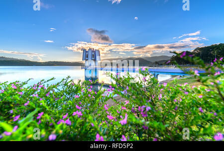 Beauté architecturale de l'énergie hydroélectrique pendant le coucher du soleil Ciel attirant les touristes à visiter et photographier Banque D'Images