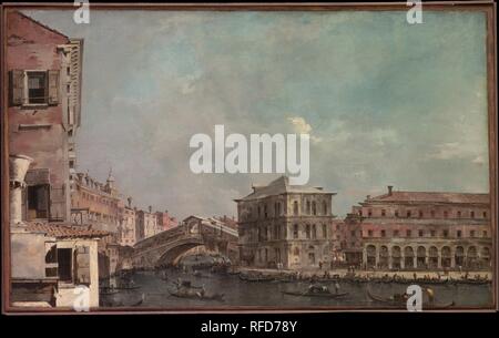 Le Grand Canal au-dessus du Rialto. Artiste : Francesco Guardi (Venise, Italie Venise 1712-1793). Dimensions : 21 x 33 3/4 in. (53,3 x 85,7 cm). Date : fin des années 1760. Guardi représente le Pont du Rialto avec le Palazzo dei Camerlenghi, et, sur la droite, le marché aux légumes. Il a créé un effet d'immédiateté comme l'instantané par culture arbitrairement la maison et palais sur la gauche. Musée : Metropolitan Museum of Art, New York, USA. Banque D'Images