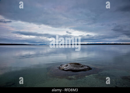 WY02967-00...WYOMING - Trou de pêche, d'un geyser géothermique dormantes dans le lac Yellowstone dans le Parc National de Yellowstone. Banque D'Images