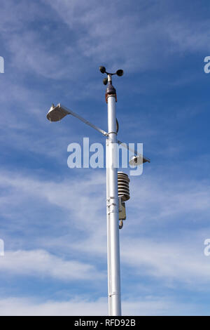 De nombreux weather meter sur poteau blanc par le ciel Banque D'Images