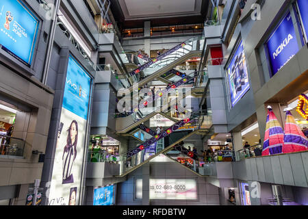 Bangkok, Thaïlande - Sep 16, 2018. Déménagement à escaliers mécaniques Le centre commercial MBK. En 2017, selon le FMI, la Thaïlande avait un PIB de 000 milliards de baht (15,450 U Banque D'Images