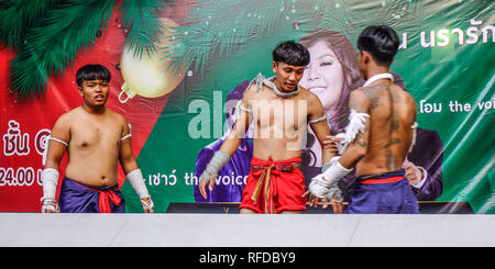 Bangkok, Thaïlande - 24 Déc., 2017. Les boxeurs thaï faire de l'exercice sur la scène à Bangkok, Thaïlande. L'histoire du Muay Thai peuvent aussi être liés à la mi Banque D'Images