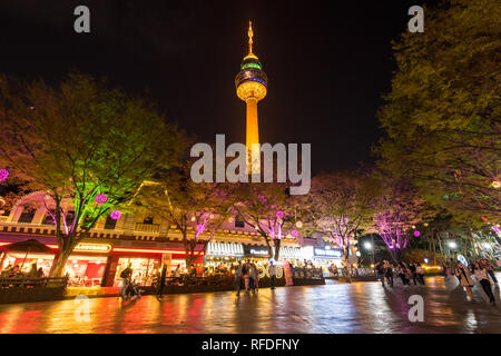 Vue de nuit E-World theme park et 83 dans la tour de Seoul. Banque D'Images