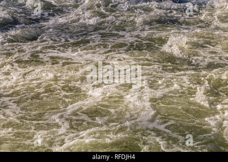 L'eau mousseuse et mousseux de cloudy river Banque D'Images