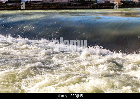 L'eau mousseuse et mousseux de cloudy river Banque D'Images