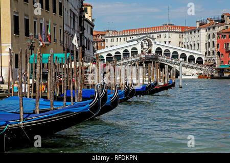 Gondoles amarré près du Pont du Rialto à Venise. Banque D'Images