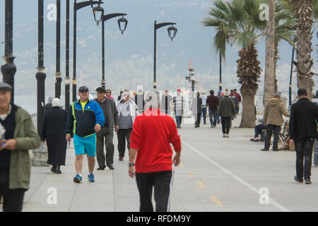 Les gens qui marchent sur la promenade par la mer Méditerranée Beyrouth Liban Banque D'Images