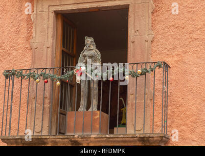 Modèles sur balcon, partie des décorations de Noël à San Miguel de Allende, Mexique central. Banque D'Images