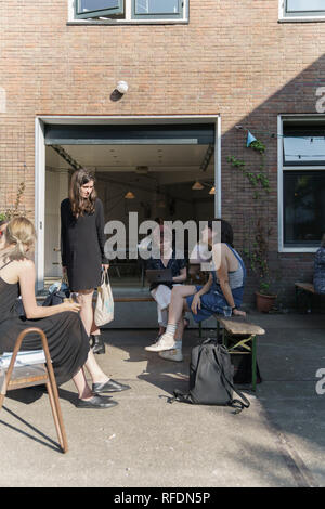 Les personnes bénéficiant du soleil avant de Butcher's Tears Brewery, Amsterdam, Pays-Bas Banque D'Images