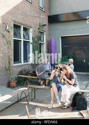 Les personnes bénéficiant du soleil avant de Butcher's Tears Brewery, Amsterdam, Pays-Bas Banque D'Images