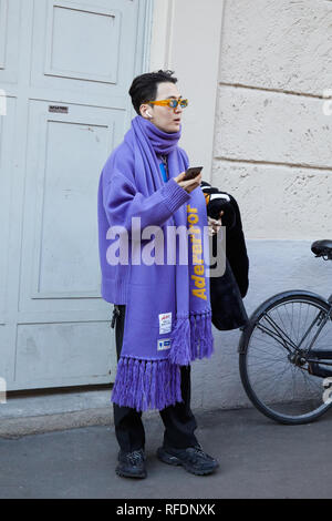 MILAN, ITALIE - 14 janvier 2019 : l'écharpe mauve et jaune lunettes avant Spyder fashion show, Milan Fashion Week street style ? Banque D'Images