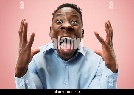 Wow. Attractive male, mi-longueur/portrait sur fond rose studio. Jeune homme barbu étonné émotionnelle afro debout avec la bouche ouverte. Les émotions humaines, l'expression faciale concept. Couleurs tendance Banque D'Images