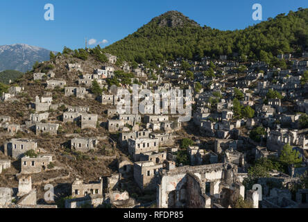 Kayaköy, Turquie - à quelques kilomètres de la station balnéaire populaire de Side, Kayaköy est une ville fantôme utilisé aujourd'hui comme un musée et monument historique Banque D'Images