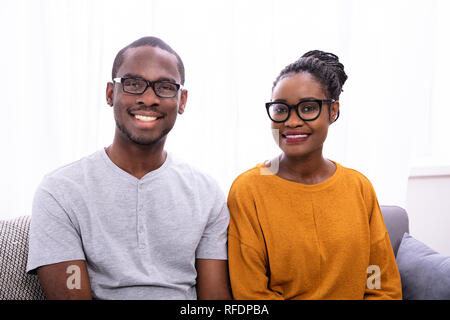 Portrait d'un jeune couple africain heureux avec des lunettes Banque D'Images