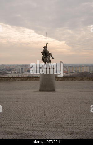 La statue du roi Svätopluk I sur le parvis devant le château de Bratislava Banque D'Images