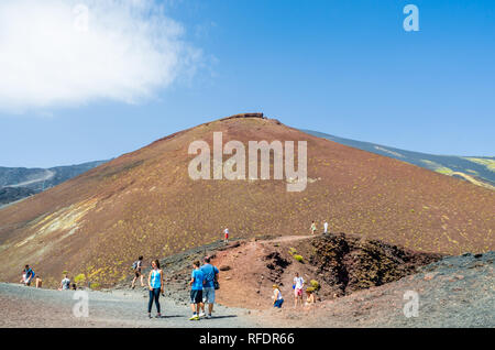 Volcan Etna, Catane, Sicile, Italie - 21 août 2014 : les touristes en face du plus haut volcan de l'Etna en Europe sur un ciel bleu en arrière-plan. Horizon Banque D'Images