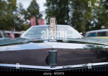 Rijssen, Pays-Bas - le 17 septembre 2017 : emblème d'une Lincoln Continental Mark V dans une exposition oldtimer Banque D'Images