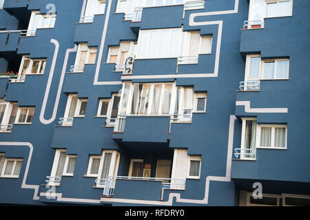 Barcelone, Espagne - 30 mars 2016 : la façade de l'immeuble appartement libre. L'architecture moderne et la structure. Immobilier résidentiel. Barcelone. Voyager et wanderlust Banque D'Images