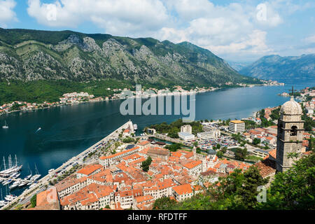 Vue aérienne de la vieille ville de Kotor, site classé au Patrimoine Mondial de l'Unesco, Kotor, Monténégro Banque D'Images