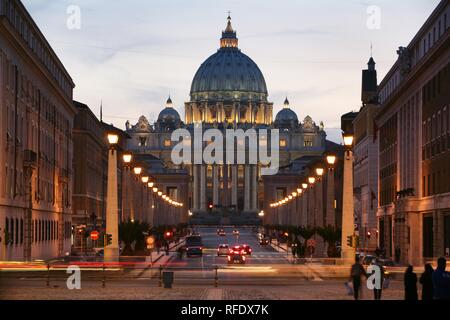 Lir, l'Italie, Rome, Vatican : Sankt Peter Dome . | Banque D'Images