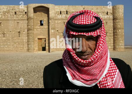 JOR, Jordanie : Guard homme du désert château Qasr al-Kharana, caravansery de 710 aC. dans le desert road 40. | Banque D'Images