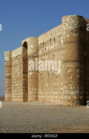 JOR, Jordanie : Désert château Qasr al-Kharana, caravansery de 710 aC. dans le desert road 40. | Banque D'Images