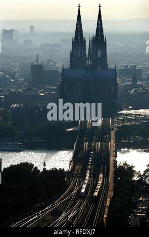 DEU, l'Allemagne, Cologne : La vue sur le centre-ville. La cathédrale de Cologne. | Banque D'Images