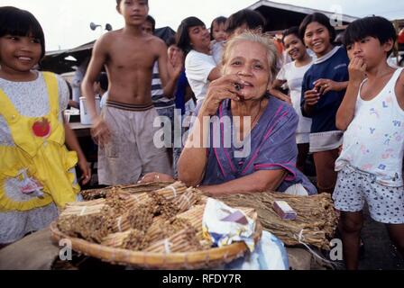 Marché du carbone dans la ville de Cebu, île de Cebu, Philippines Banque D'Images