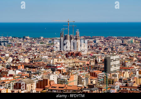 Vue aérienne sur le centre-ville de Barcelone et de l'église Sagrada Familia, Antoni Gaudis travail le plus célèbre, encore en construction et d'être achevé d'ici 2026 Banque D'Images
