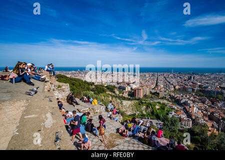 Les personnes bénéficiant de la vue sur le centre-ville de Barcelone et de l'église Sagrada Familia, Antoni Gaudis travail le plus célèbre Banque D'Images
