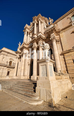 La Cathédrale de Syracuse (Duomo di Napoli), officiellement la cathédrale metropolitana della Natività di Maria Santissima, est une ancienne église catholique Banque D'Images