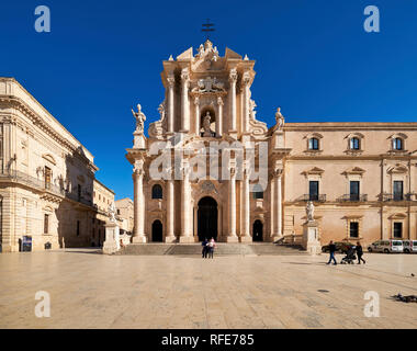 La Cathédrale de Syracuse (Duomo di Napoli), officiellement la cathédrale metropolitana della Natività di Maria Santissima, est une ancienne église catholique Banque D'Images