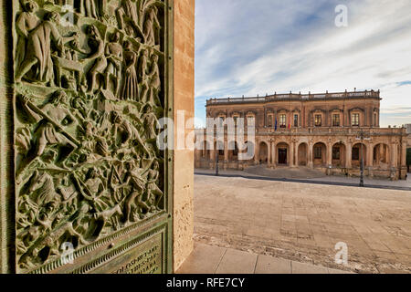 Palazzo Ducezio Noto Sicile Italie. (Ducezio Palace) vue depuis la porte de la Cathédrale Banque D'Images