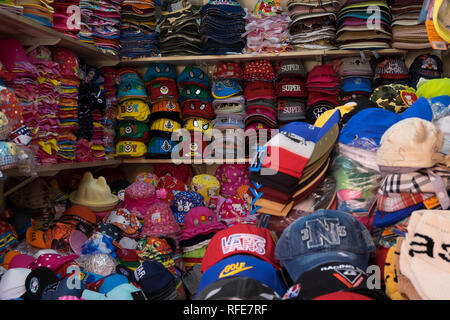 Des tas de chapeaux et casquettes en vente à l'Cho marché Binh Tay. À SAIGON, Ho Chi Minh City, Vietnam. Banque D'Images