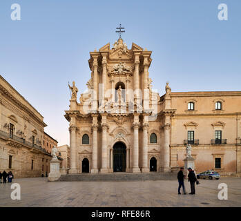 La Cathédrale de Syracuse (Duomo di Napoli), officiellement la cathédrale metropolitana della Natività di Maria Santissima, est une ancienne église catholique Banque D'Images