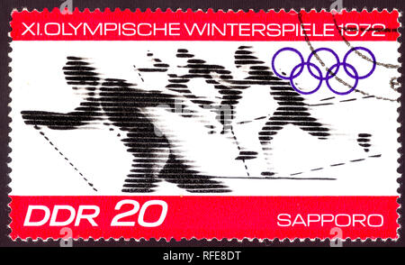 L'Allemagne de l'est vers 1972 : timbre-poste imprimé en Allemagne de l'Est , qui montre les jeux olympiques d'hiver de ski nautique à Sapporo au Japon, vers 1972 Banque D'Images