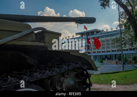 Un réservoir, semblable à celle qui s'est écrasé les portes de palais de l'indépendance qui a mis fin à la guerre du Vietnam. À SAIGON, Ho Chi Minh City, Vietnam. Banque D'Images