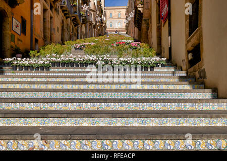 Il Borgo di Santa Maria del Monte (escalier de Santa Maria del Monte). Catlagirone Sicile Italie Banque D'Images